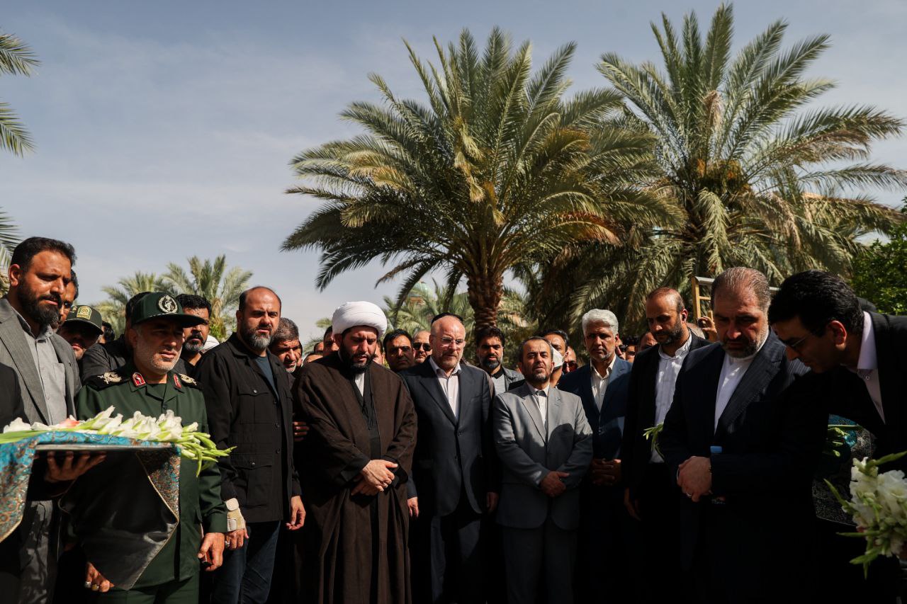 حضور قالیباف در گلزار شهدای طبس