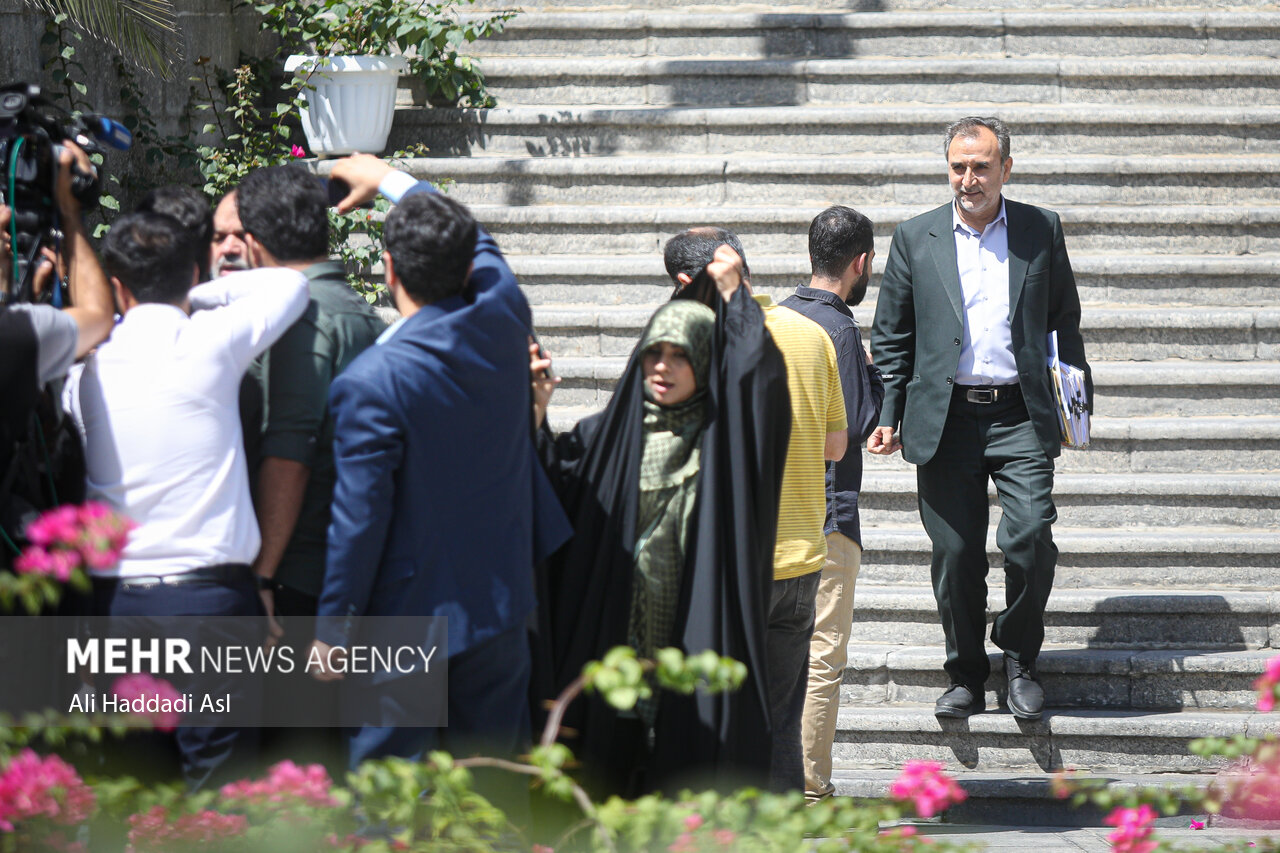 با وزرای کابینه در حاشیه جلسه هیئت دولت