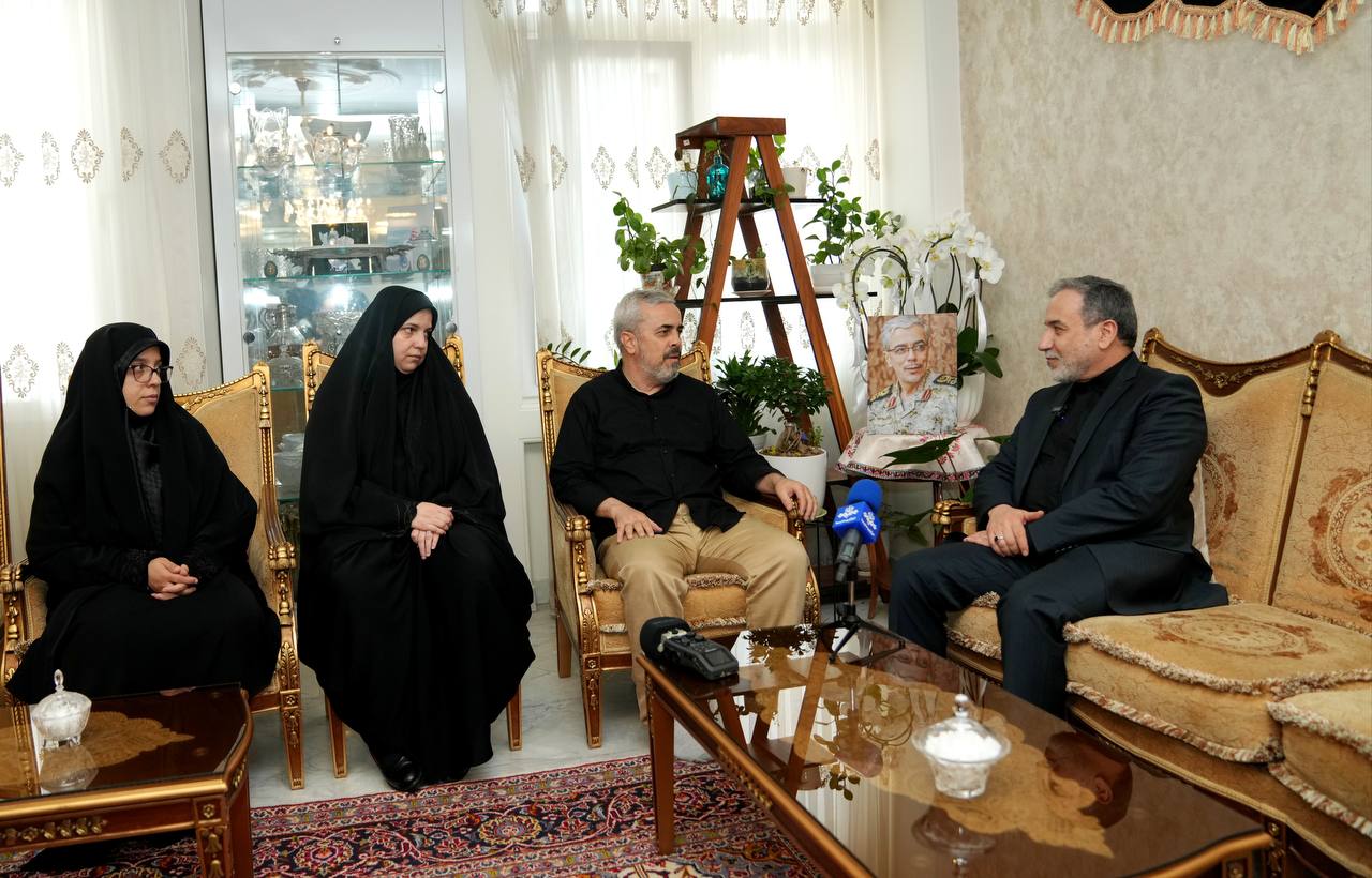 دیدار عراقچی با خانواده شهید محمد باقری 