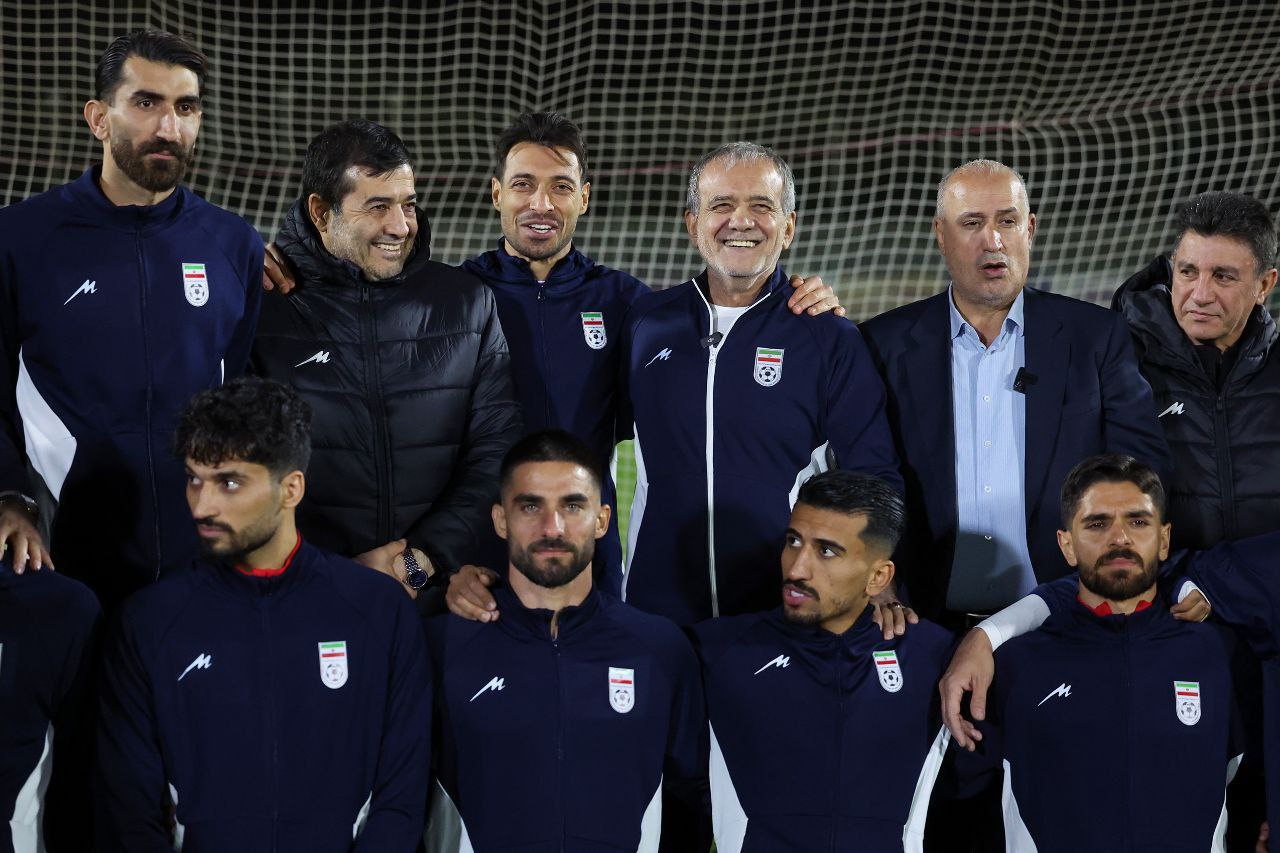  «پزشکیان» با بازیکنان تیم ملی پا به توپ شد