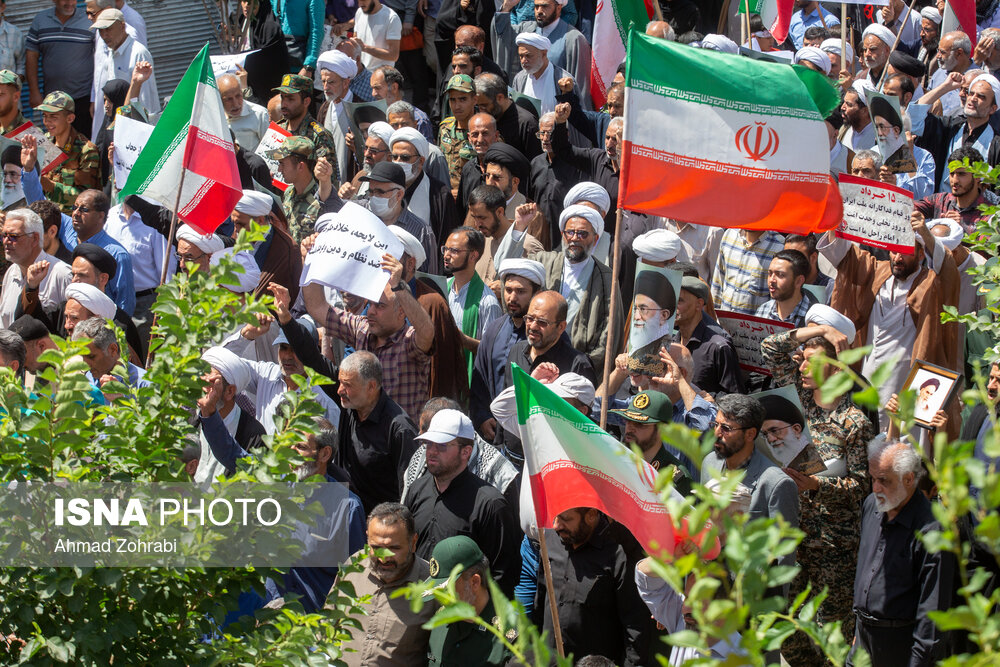 راهپیمایی مردم قم در روز قیام 15 خرداد