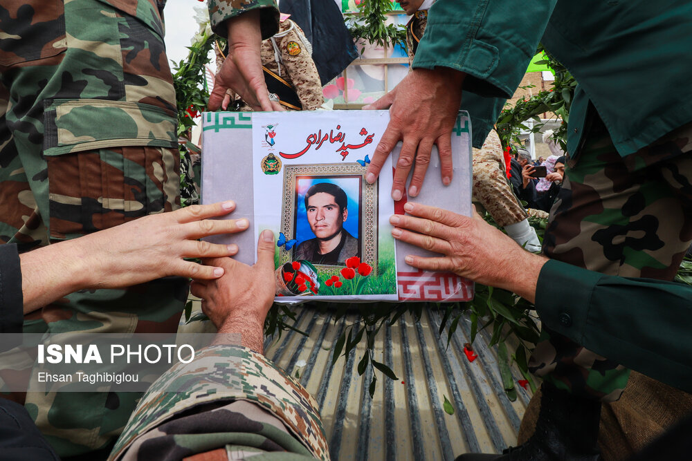 تشییع شهید رضا مرادی در شهر دندی