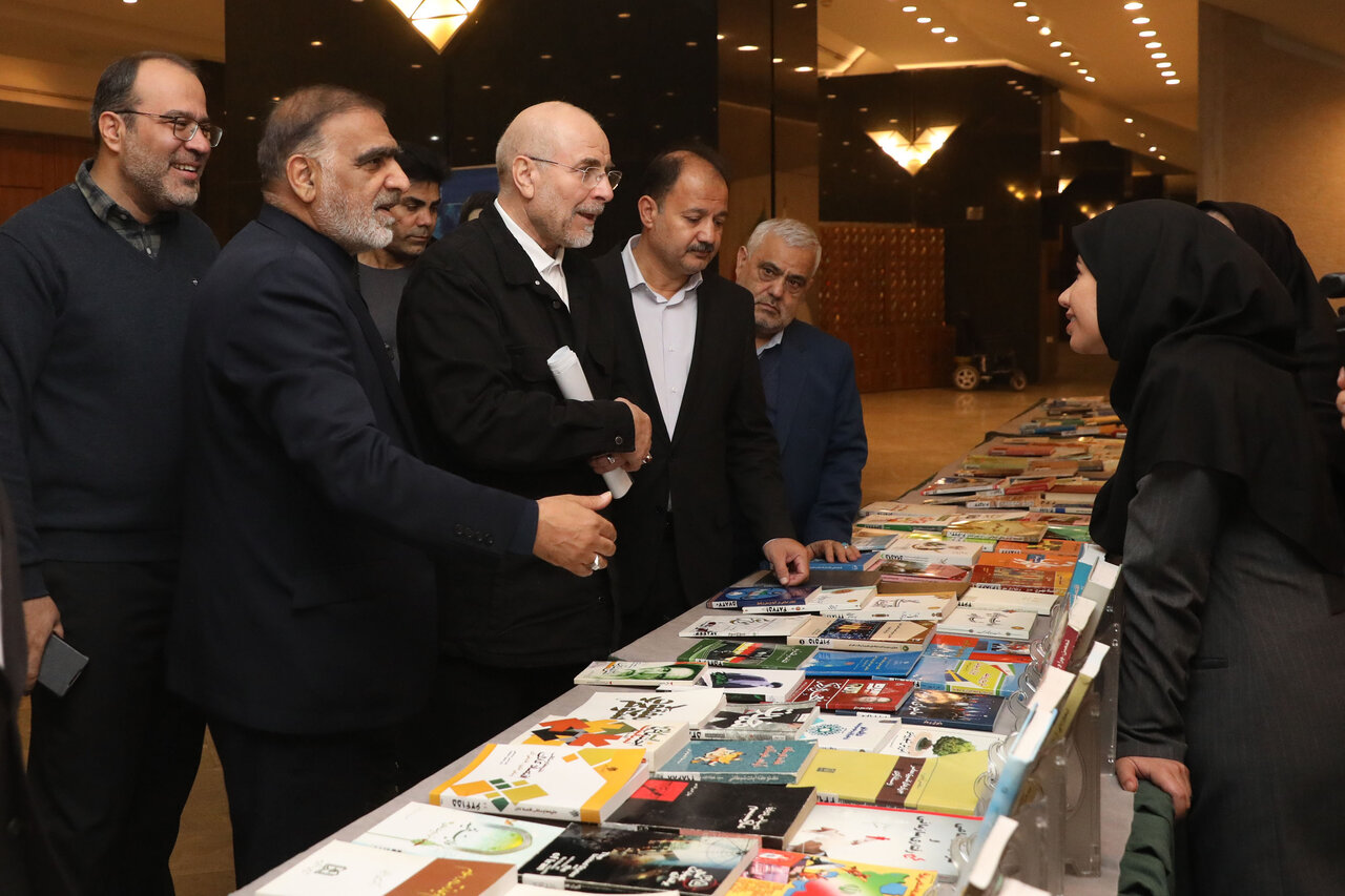  بازدید رئیس مجلس از نمایشگاه آثار مکتوب نمایندگان ادوار