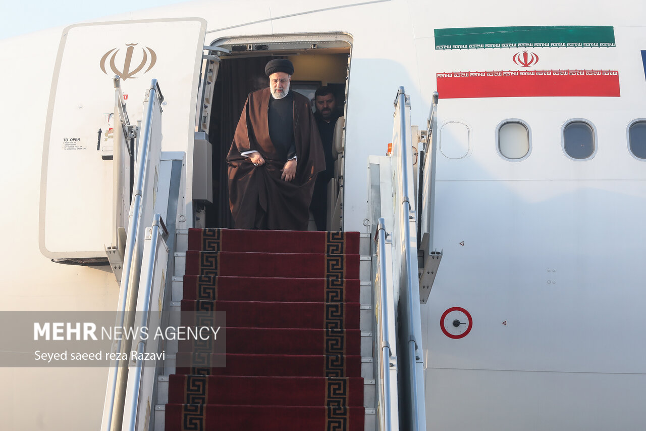 تصاویر استقبال از رئیس جمهور در بازگشت از چین