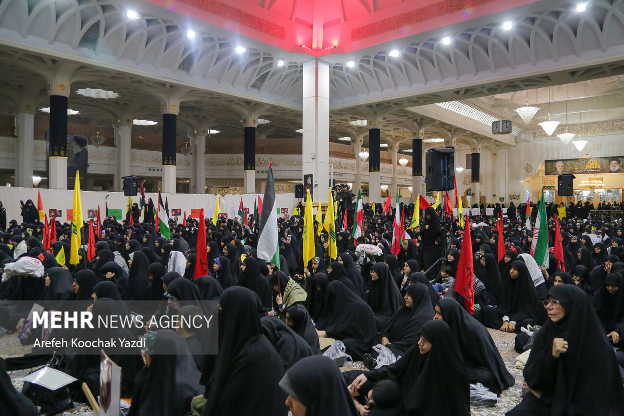 اجتماع بزرگ بانوان در حرم حضرت معصومه(س)