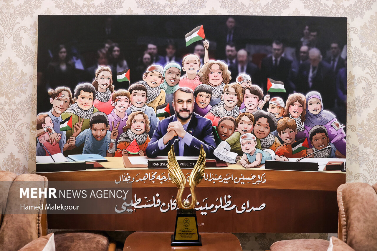 حضور رئیس مجلس در منزل سه تن از شهدای پرواز اردیبهشت