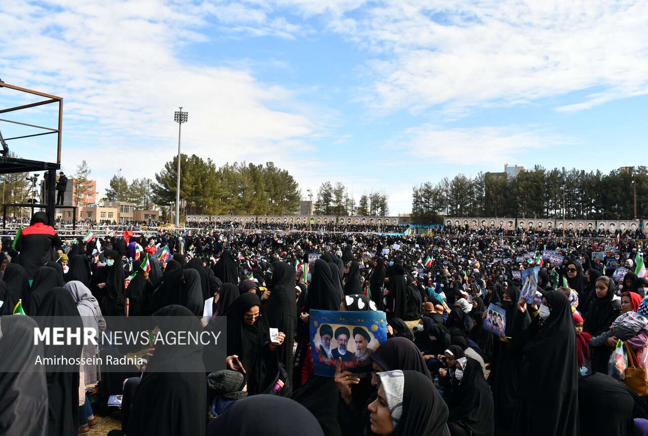 حضور رئیسی در جمع اقشار مختلف مردم بیرجند