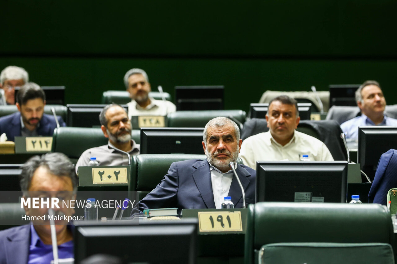 خادمان حرم حضرت عبدالعظیم در صحن مجلس