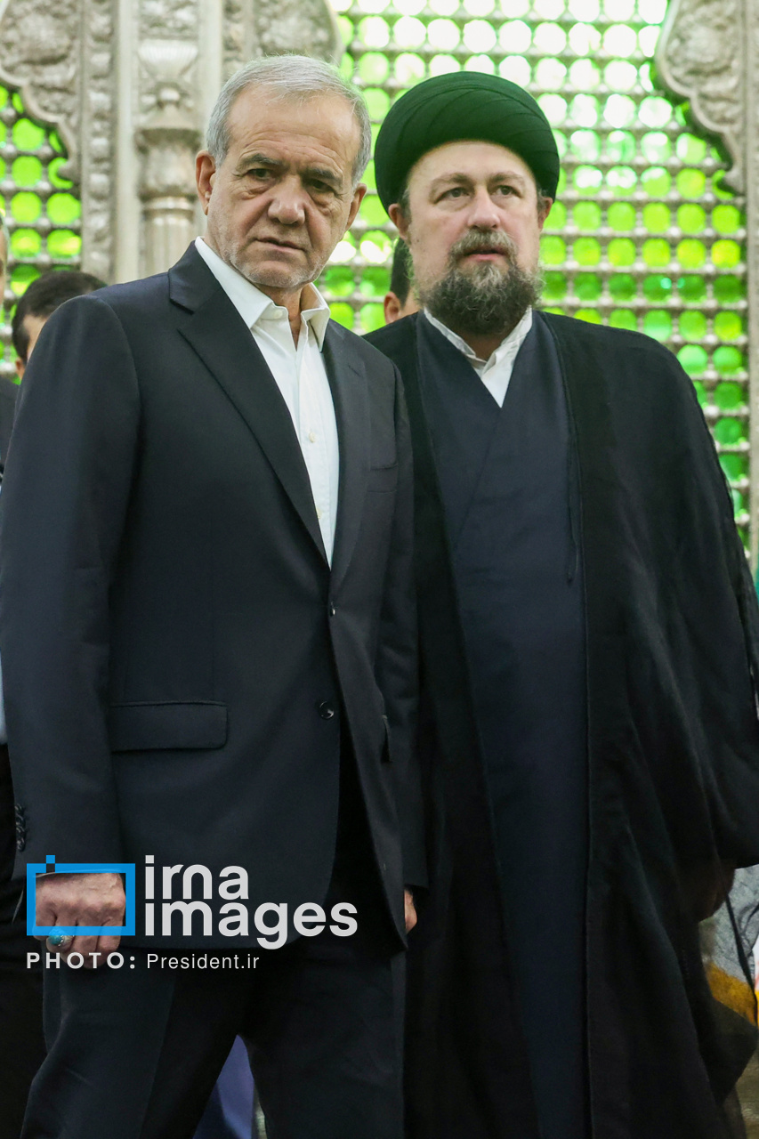 حضور پزشکیان بر مزار شهدای تهاجم اسرائیل به ایران