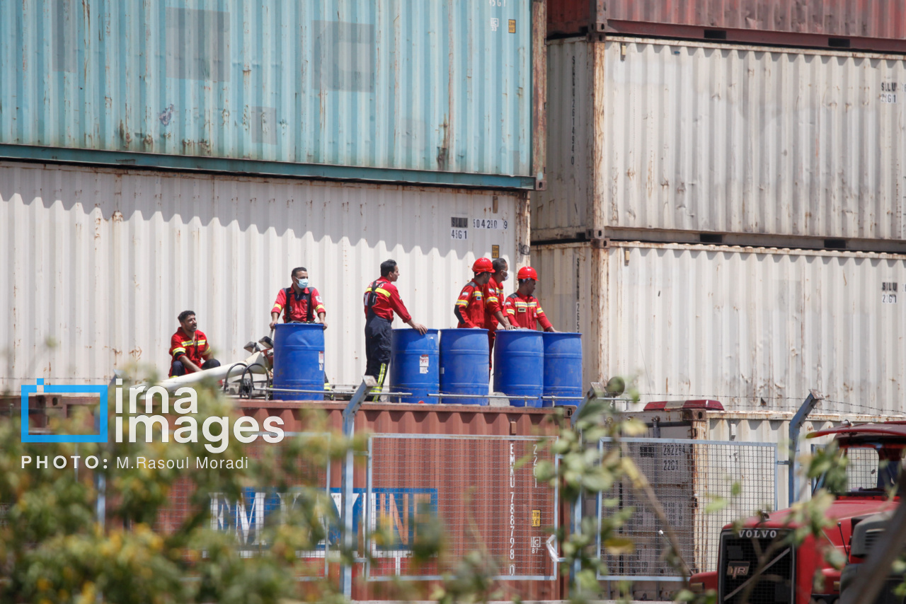 مراحل پایانی مهار آتش سوزی بندر شهید رجایی