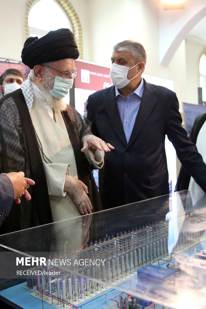 تصاویر بازدید رهبر انقلاب از نمایشگاه دستاوردهای صنعت هسته‌ای