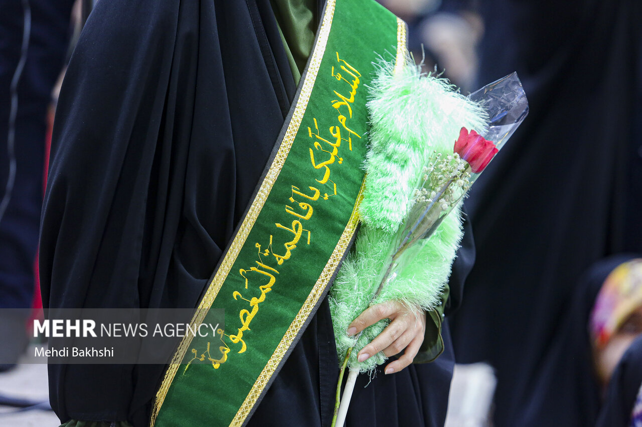 اجتماع ۵ هزار دختر دانشجو به مناسبت روز دختر در حرم بانوی کرامت