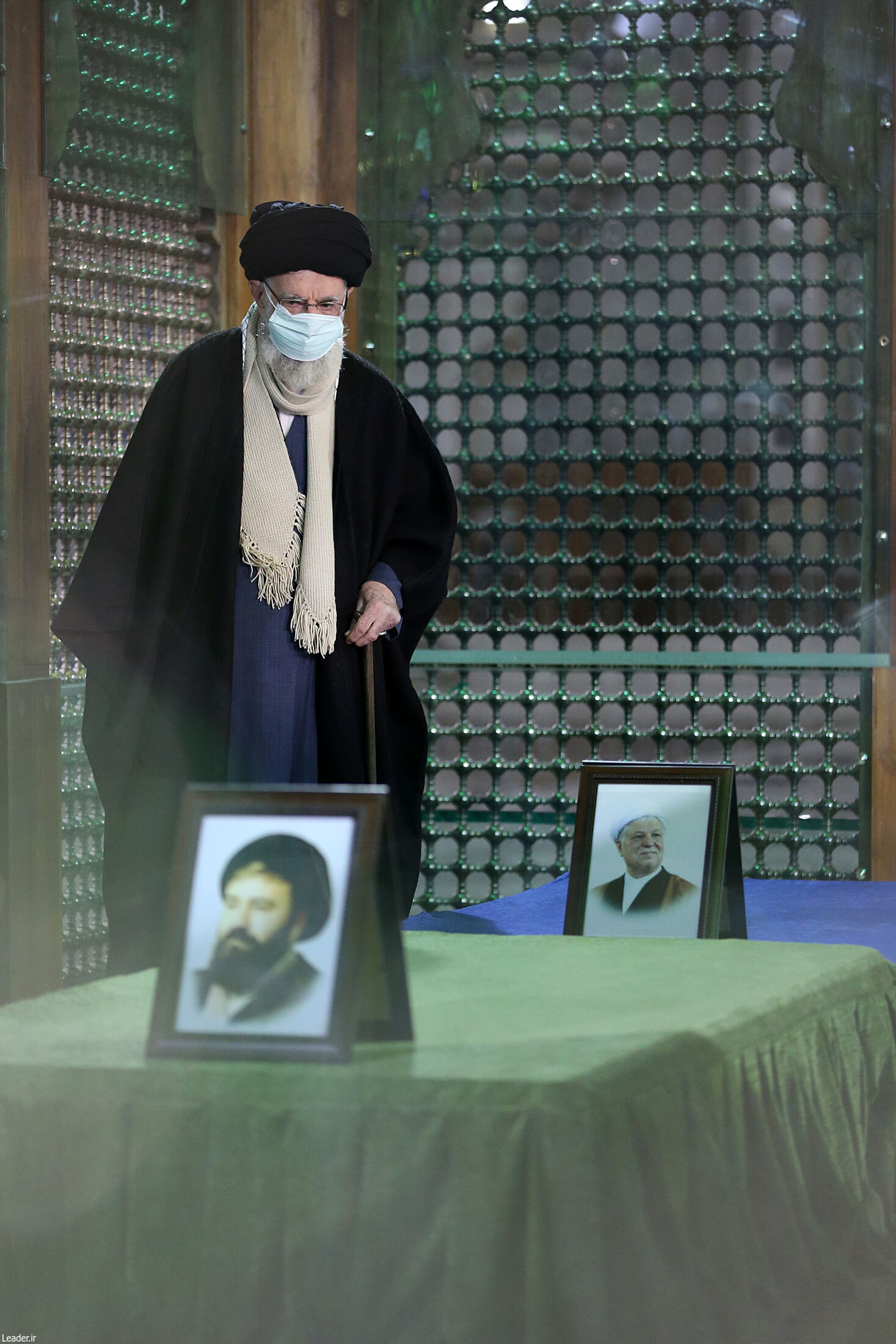  رهبر انقلاب در مرقد مطهر امام راحل و گلزار شهدای بهشت زهرا