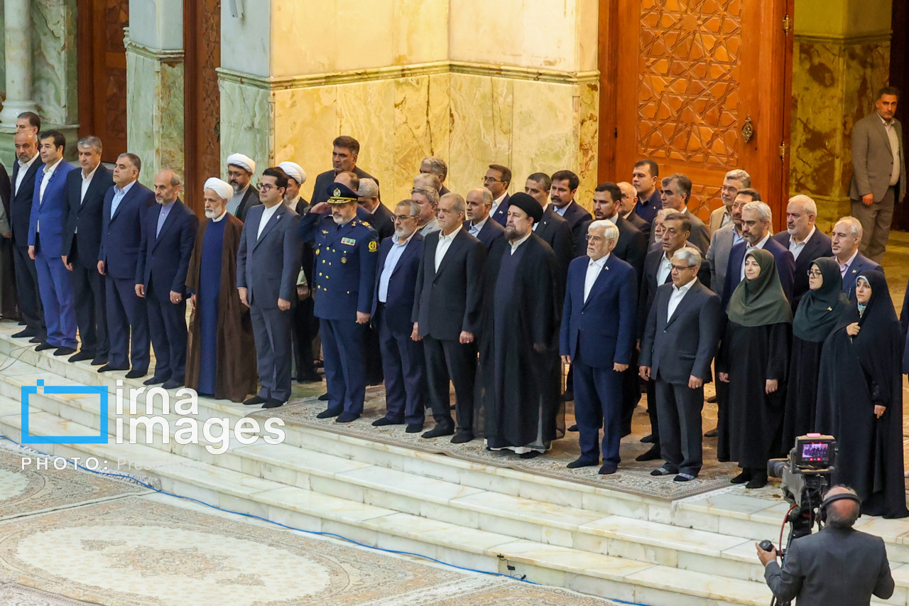 حضور پزشکیان بر مزار شهدای تهاجم اسرائیل به ایران