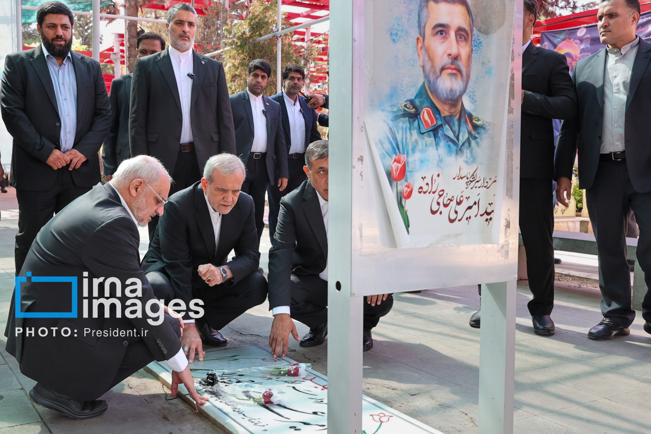 حضور پزشکیان بر مزار شهدای تهاجم اسرائیل به ایران