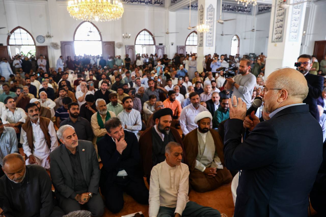 حضور قالیباف در نماز جمعه کراچی