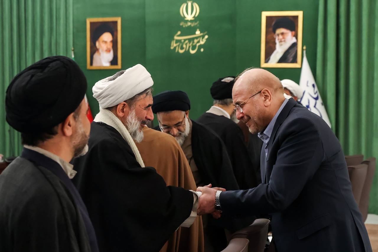 نشست جمعی از علماء و اعضای مرکز تحقیقات اسلامی قم با قالیباف