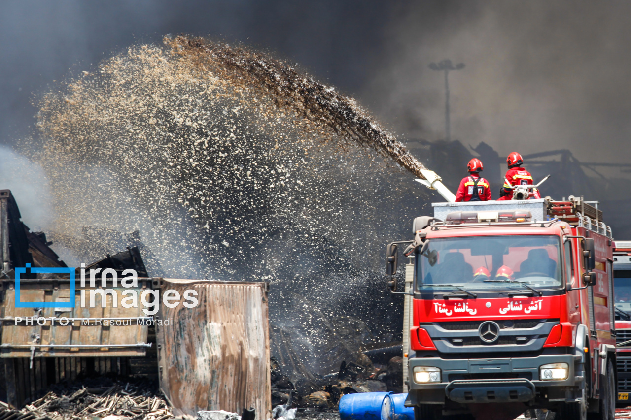 مراحل پایانی مهار آتش سوزی بندر شهید رجایی