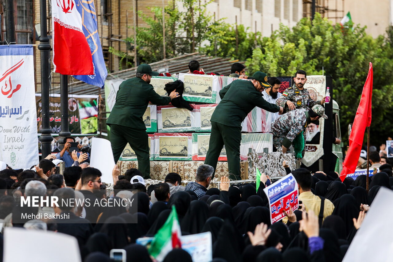 تشییع ۸ شهید مراکز نظامی در شهر مقدس قم