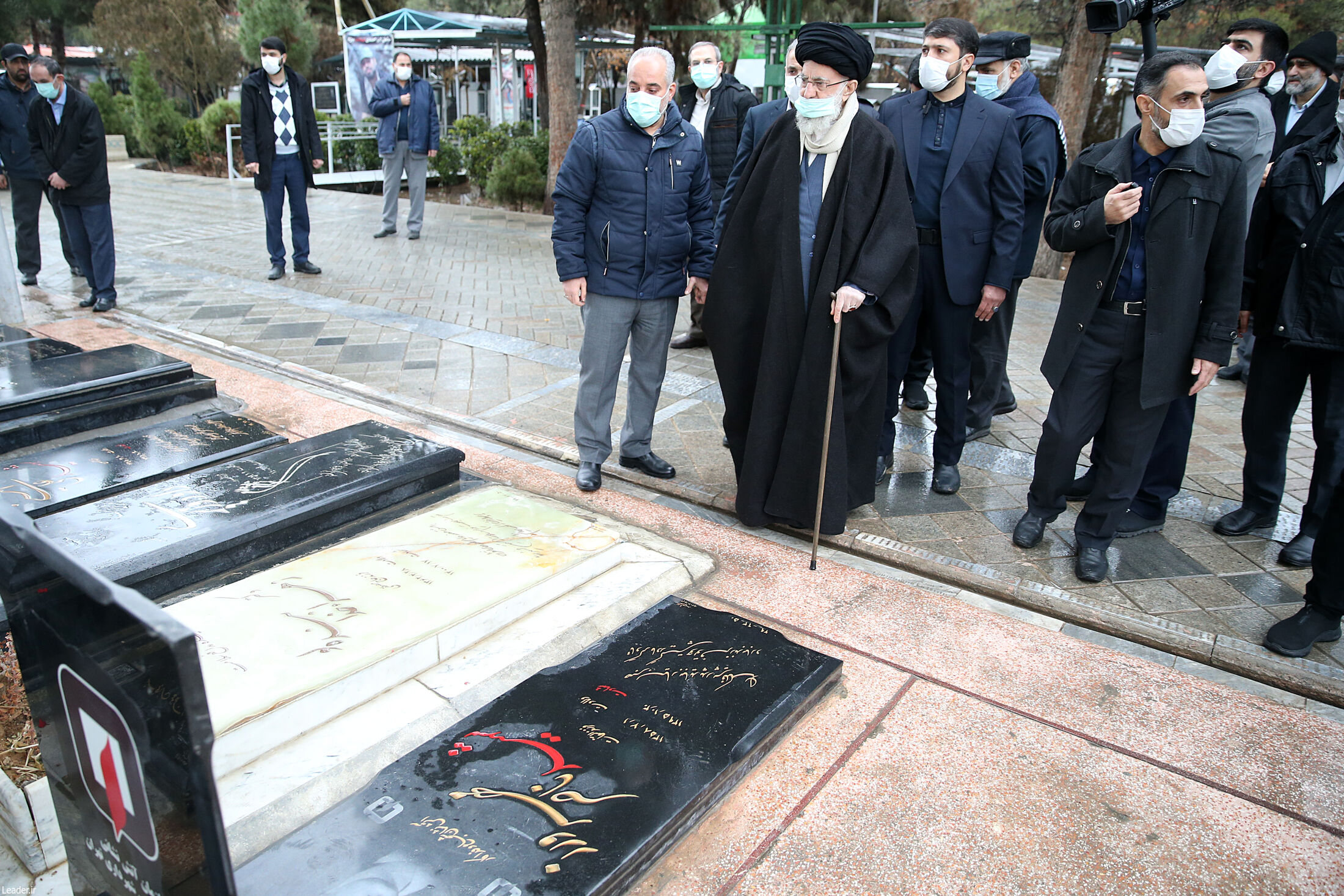  رهبر انقلاب در مرقد مطهر امام راحل و گلزار شهدای بهشت زهرا