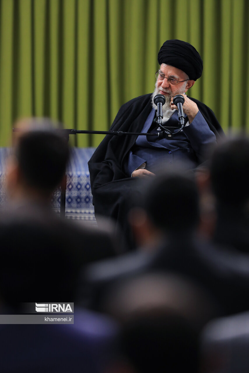  دیدار جمعی از شاعران با رهبر انقلاب