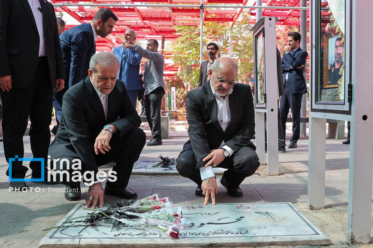 حضور پزشکیان بر مزار شهدای تهاجم اسرائیل به ایران