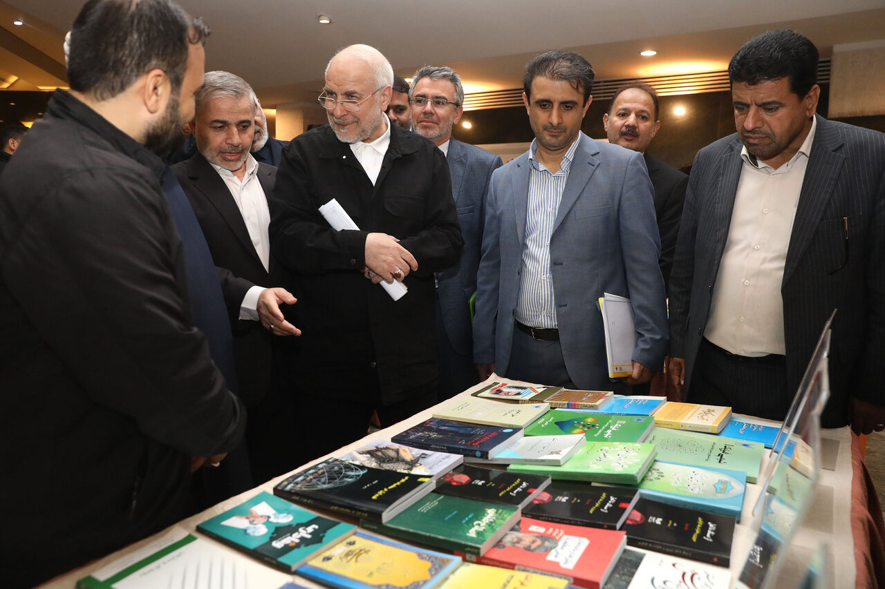  بازدید رئیس مجلس از نمایشگاه آثار مکتوب نمایندگان ادوار