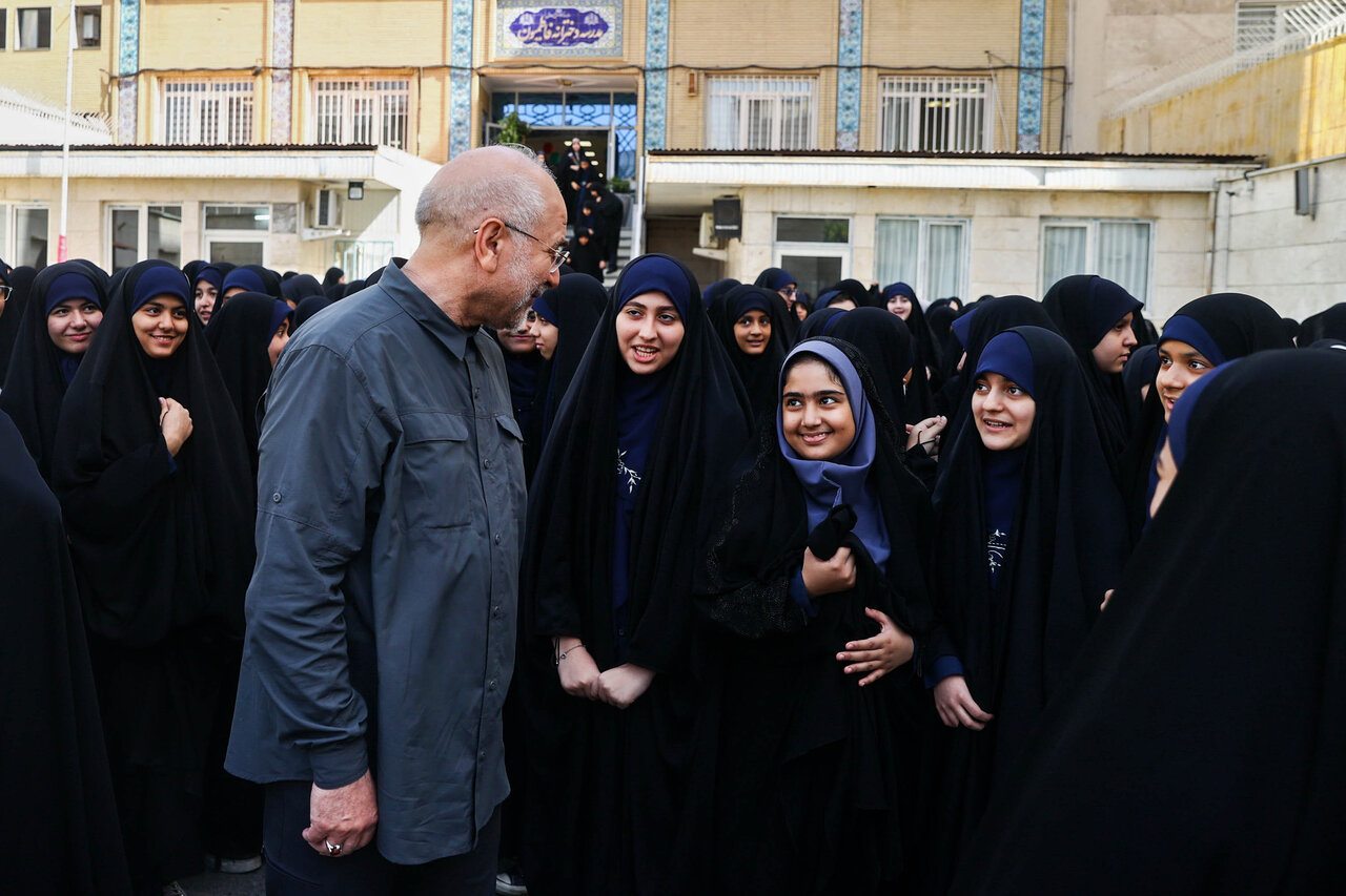 حضور قالیباف در مدرسه دخترانه فاطمیون تهران