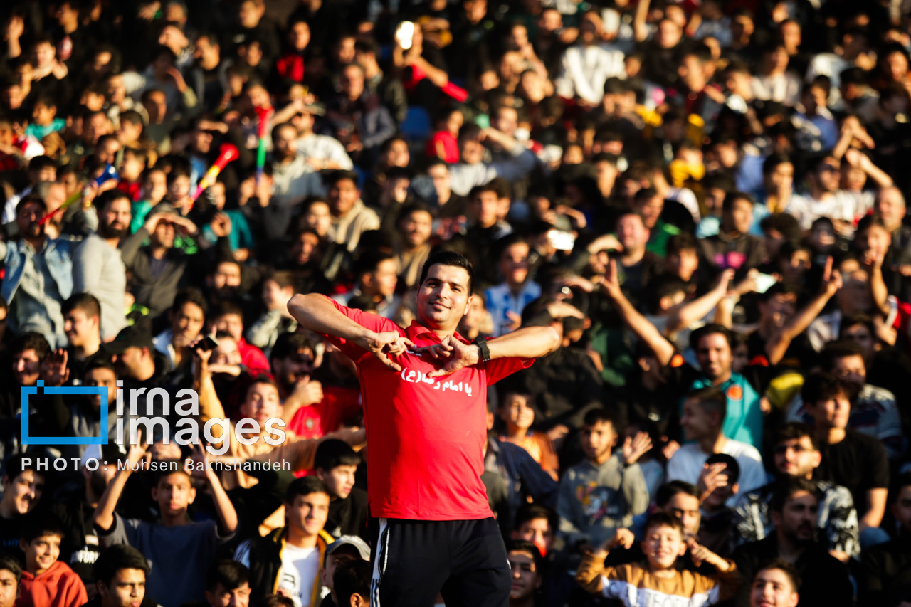 حضور زنان تماشاگر در ورزشگاه امام رضا