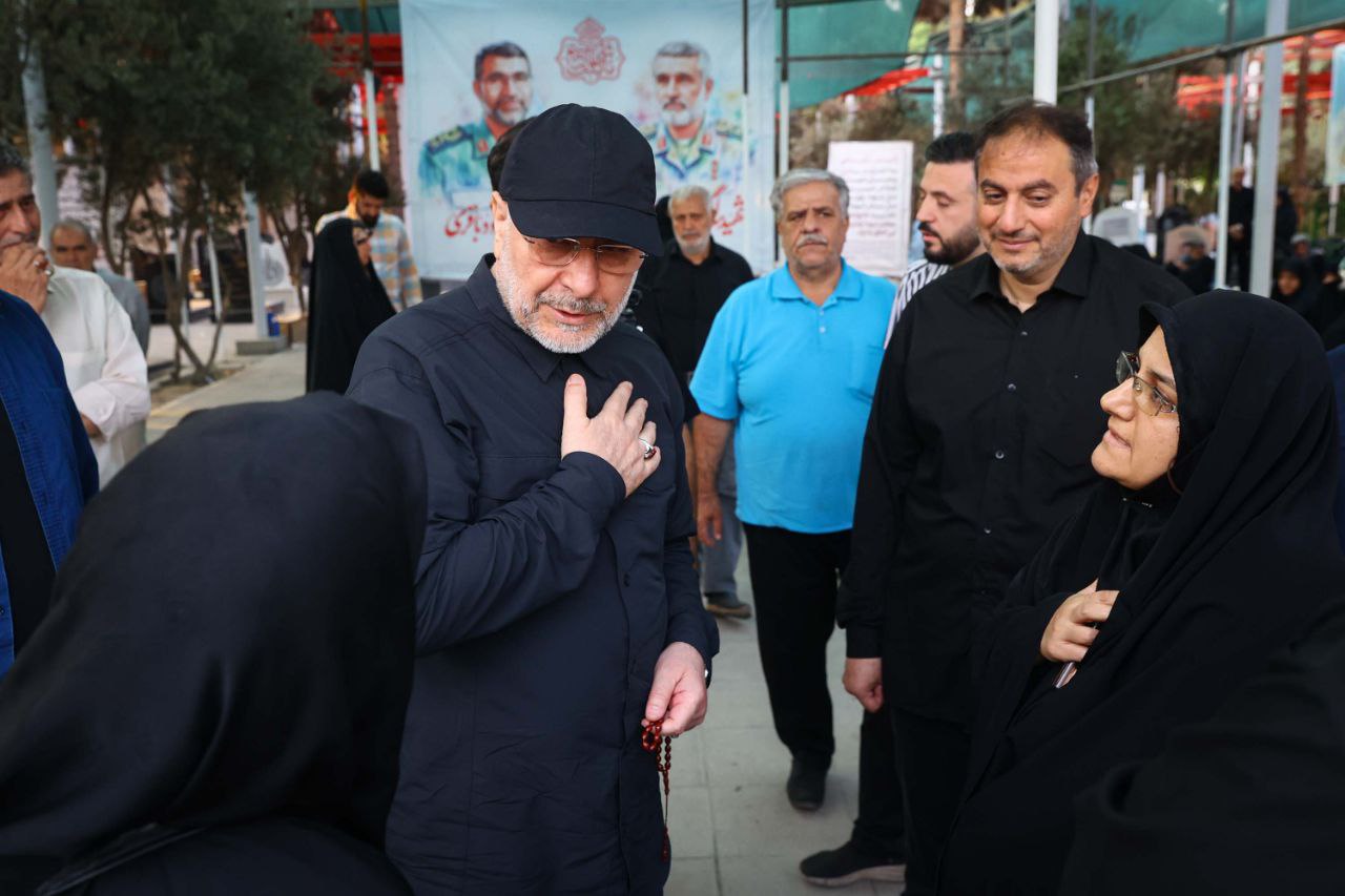 حضور سحرگاهی قالیباف بر مزار شهدای تهاجم رژیم صهیونیستی