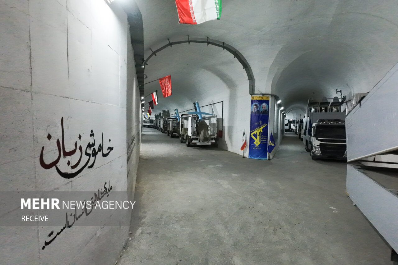 بازدید فرمانده کل سپاه از شهر زیرزمینی و شناور سپاه