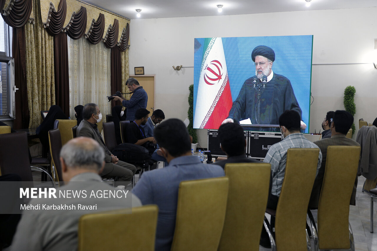 دیدار رئیس جمهور با خانواده شهدا، ایثارگران و نخبگان کرمان