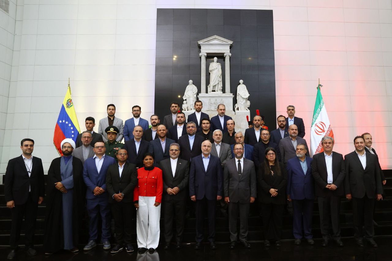 ادای احترام رئیس مجلس و هیئت پارلمانی ایران به سیمون بولیوار