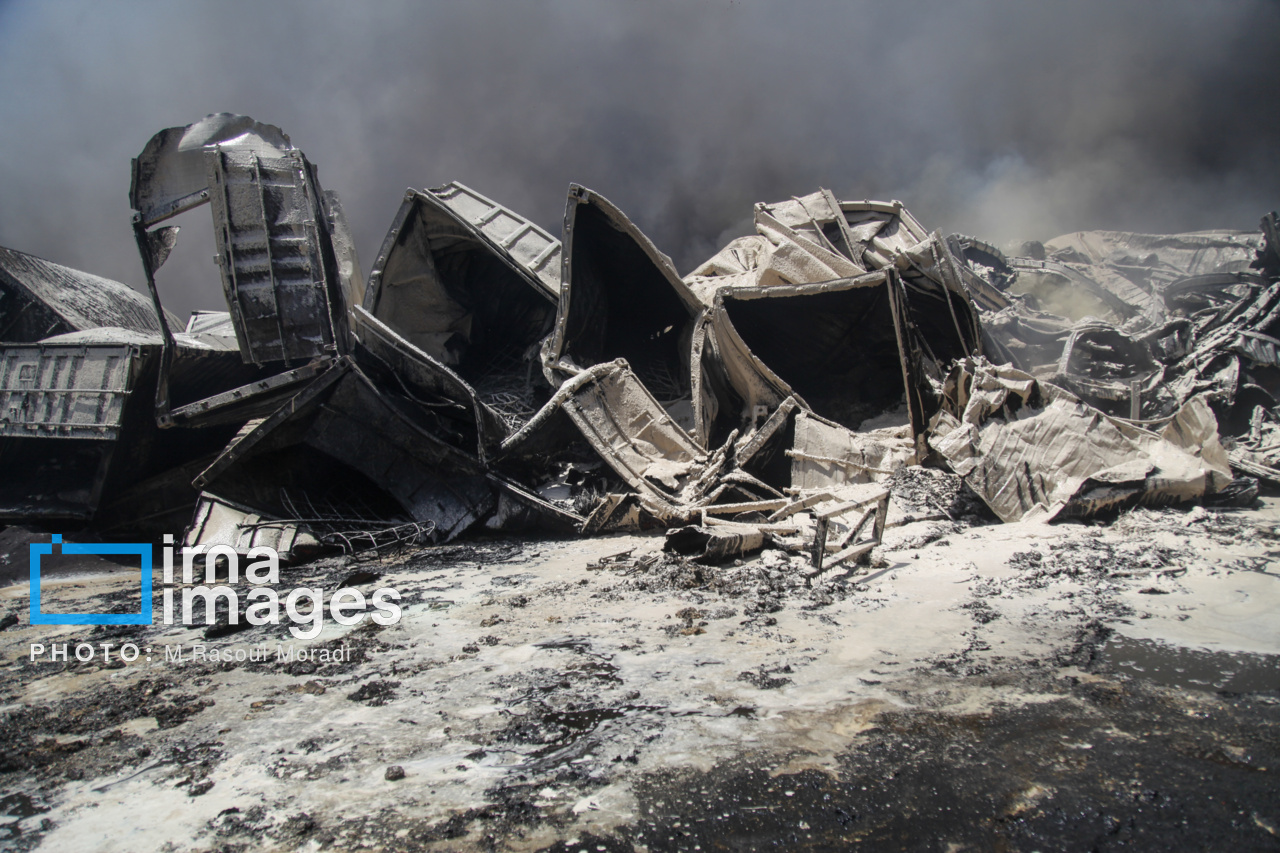 مراحل پایانی مهار آتش سوزی بندر شهید رجایی