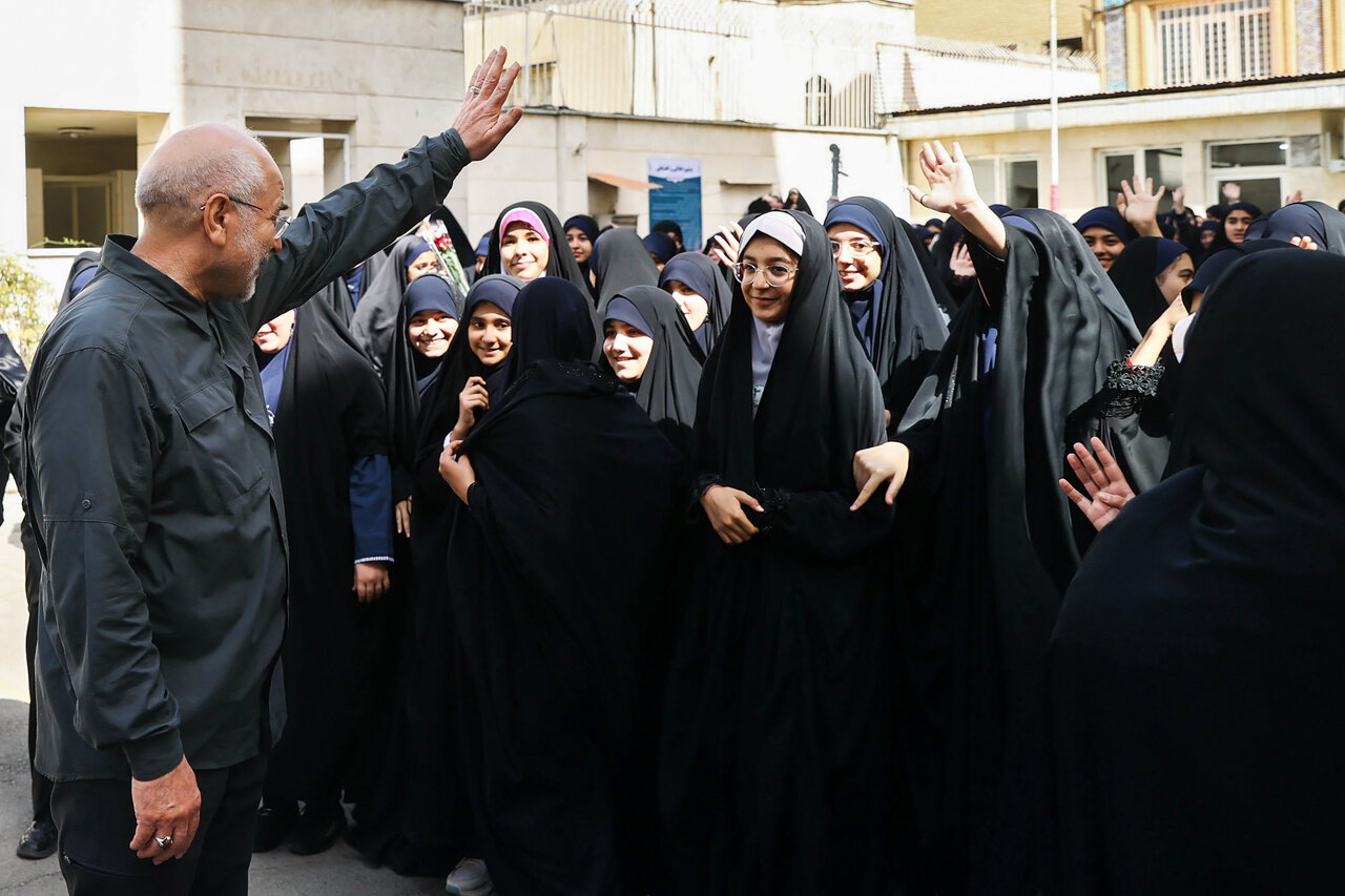 حضور قالیباف در مدرسه دخترانه فاطمیون تهران
