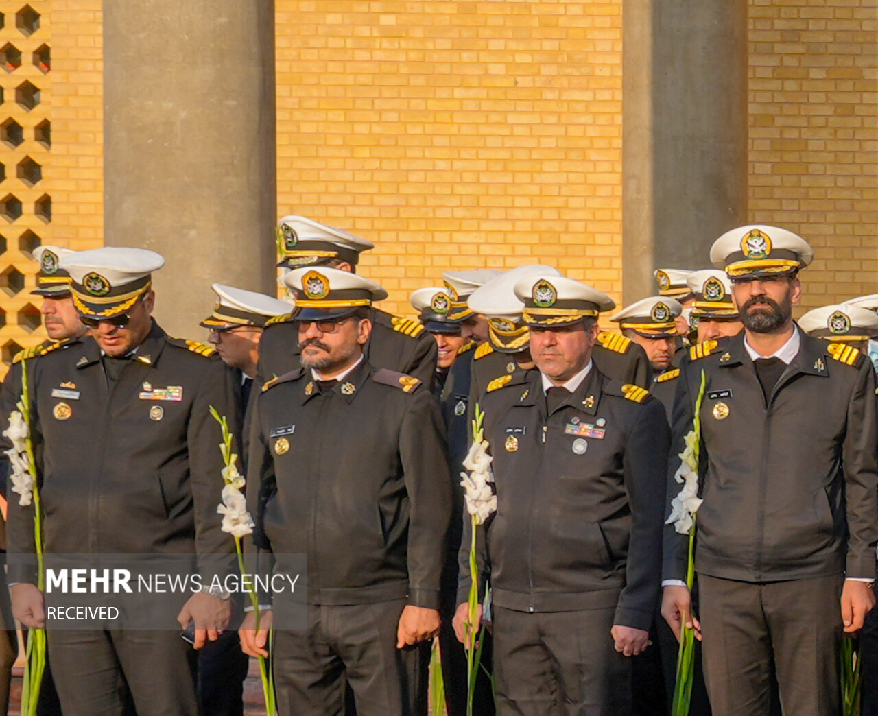  ادای احترام فرماندهان نیروی دریایی ارتش به مقام شهدا در بهشت زهرا (س)