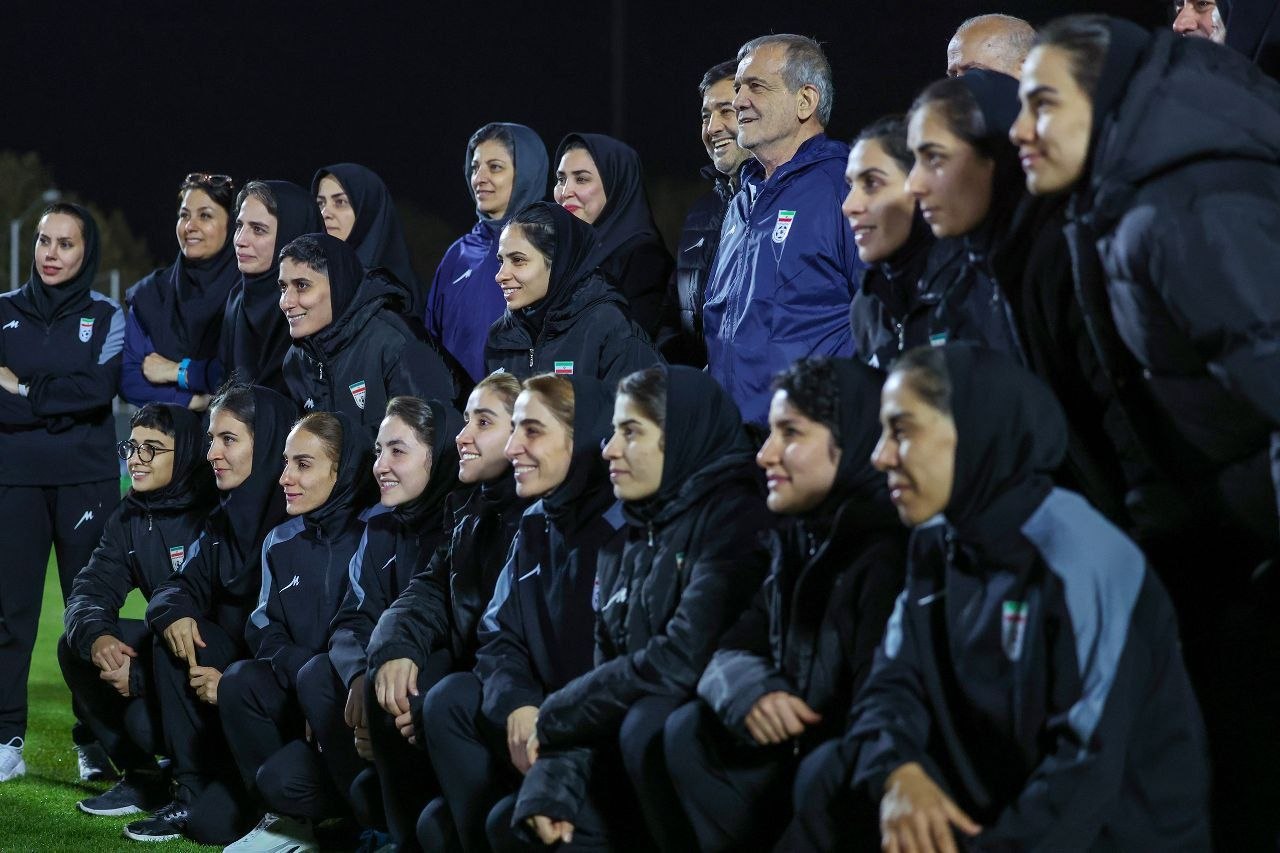  «پزشکیان» با بازیکنان تیم ملی پا به توپ شد