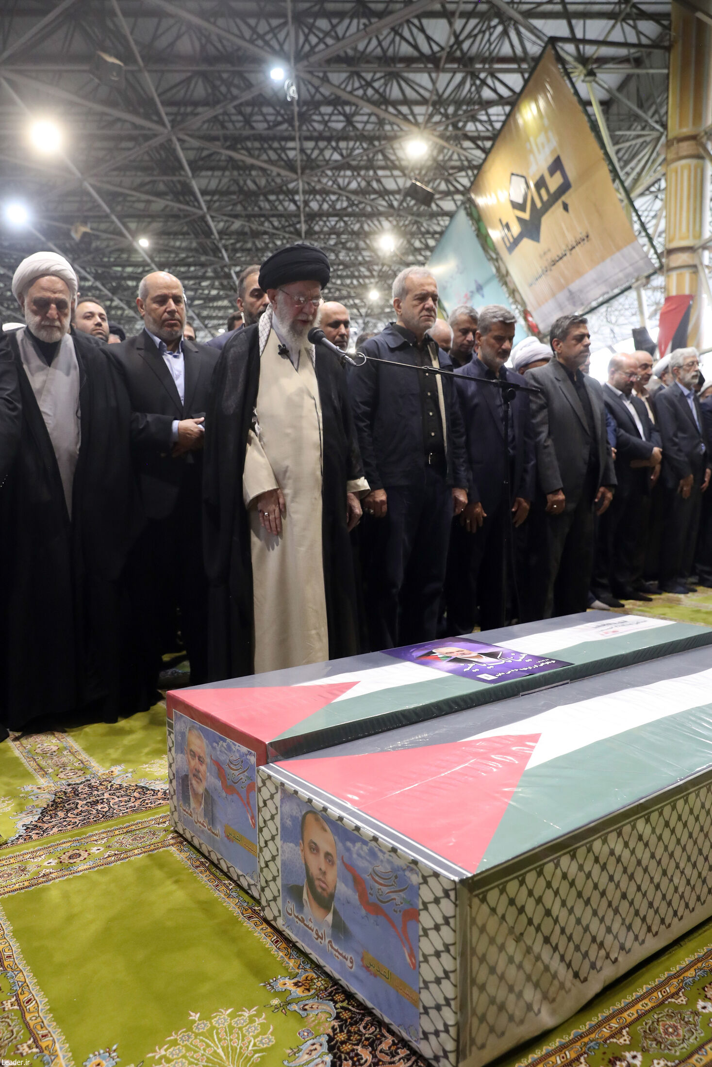 اقامه نماز بر پیکر شهید هنیه به امامت رهبر معظم انقلاب