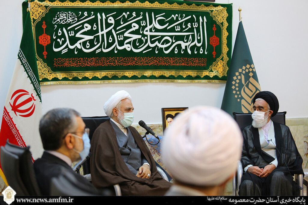 حضور اژه ای بر مزار آیت الله بهجت و علمای عظام