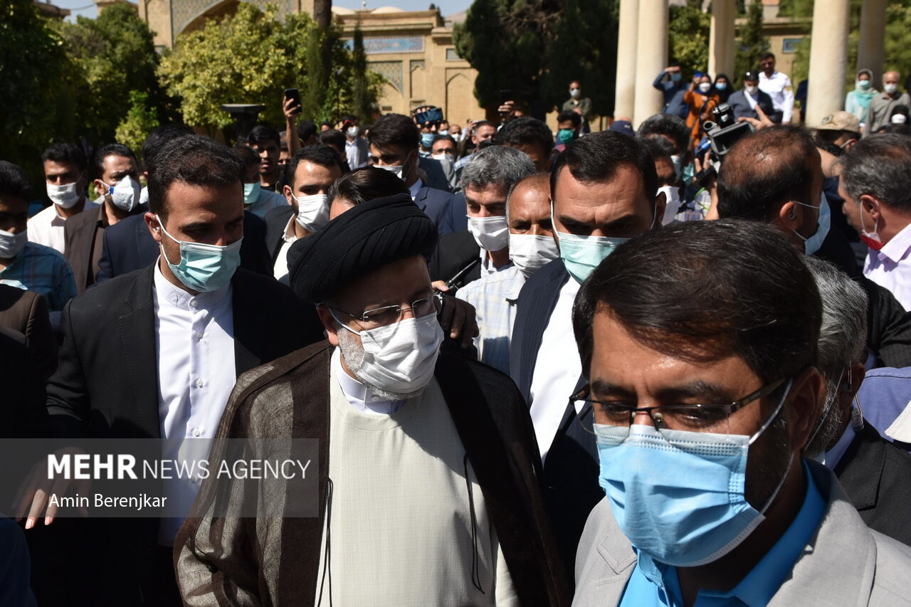 رئیسی در آرامگاه حافظ شیرازی