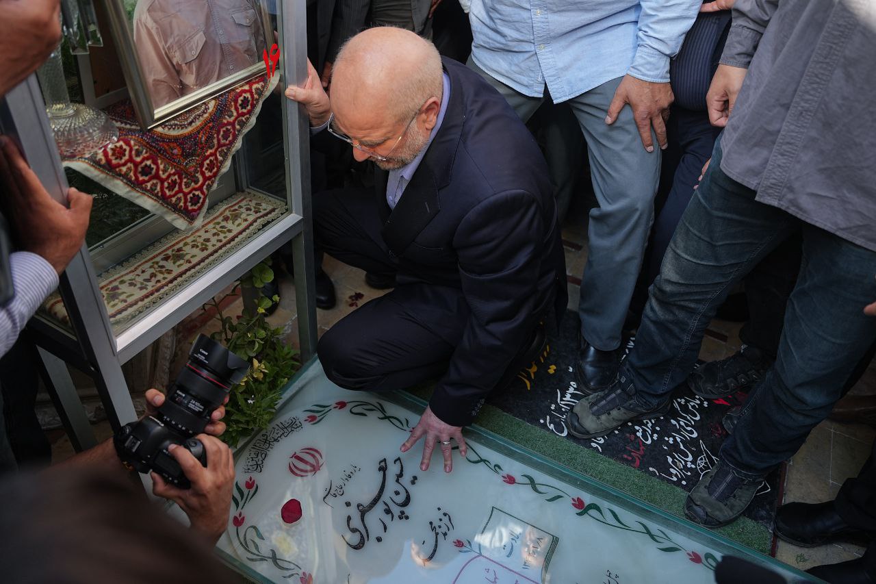 بر سر مزار مرد میدان، سپهبد شهید حاج‌قاسم سلیمانی، و شهید حسین پورجعفری