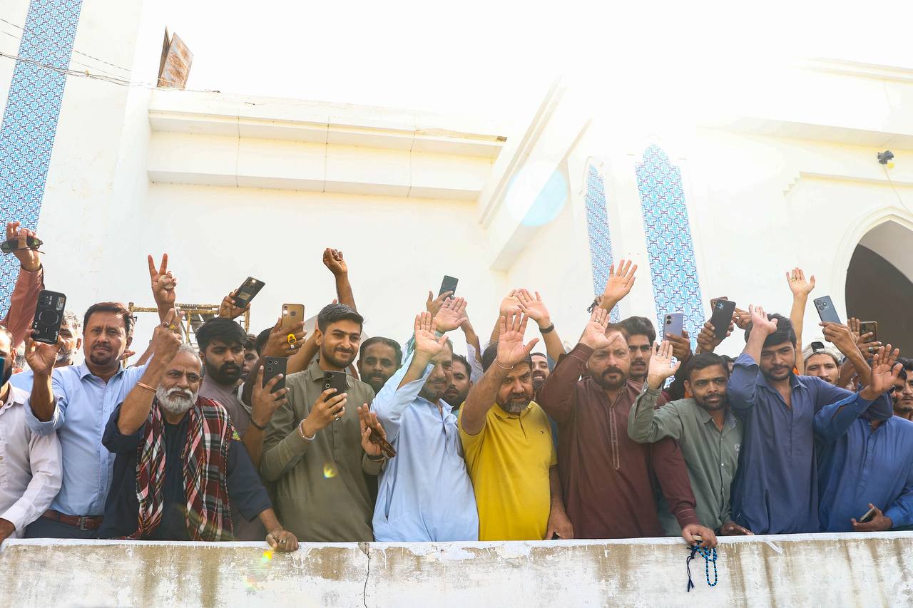  استقبال گرم مردم کراچی از قالیباف