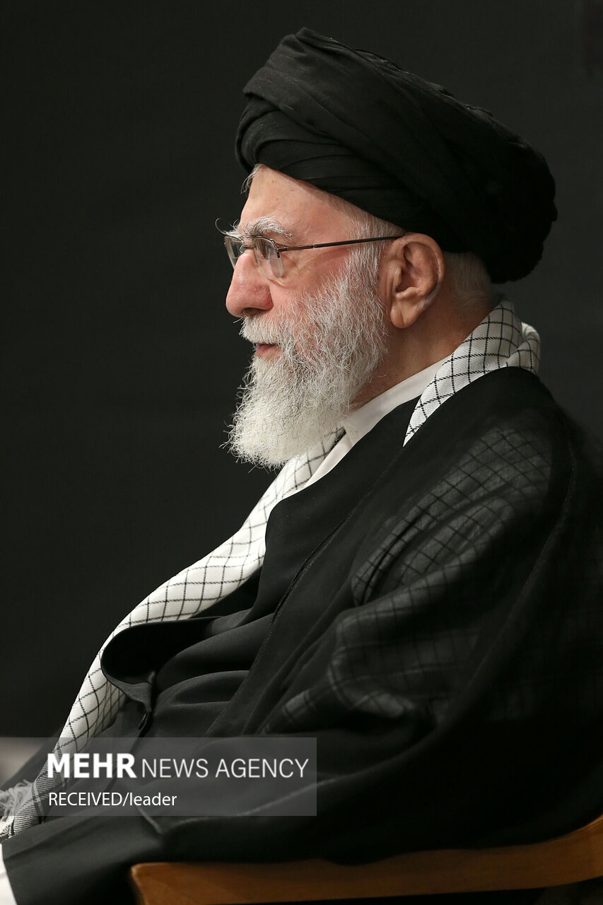  حضور رهبر انقلاب در حسینیه امام خمینی(ره) در مراسم عزاداری شب عاشورای حسینی