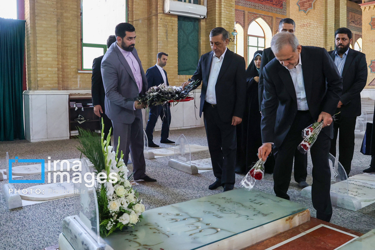 حضور پزشکیان بر مزار شهدای تهاجم اسرائیل به ایران