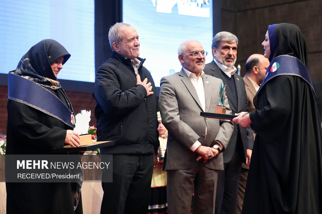 حضور پزشکیان در همایش ملی تکریم خیرین مدرسه‌ساز