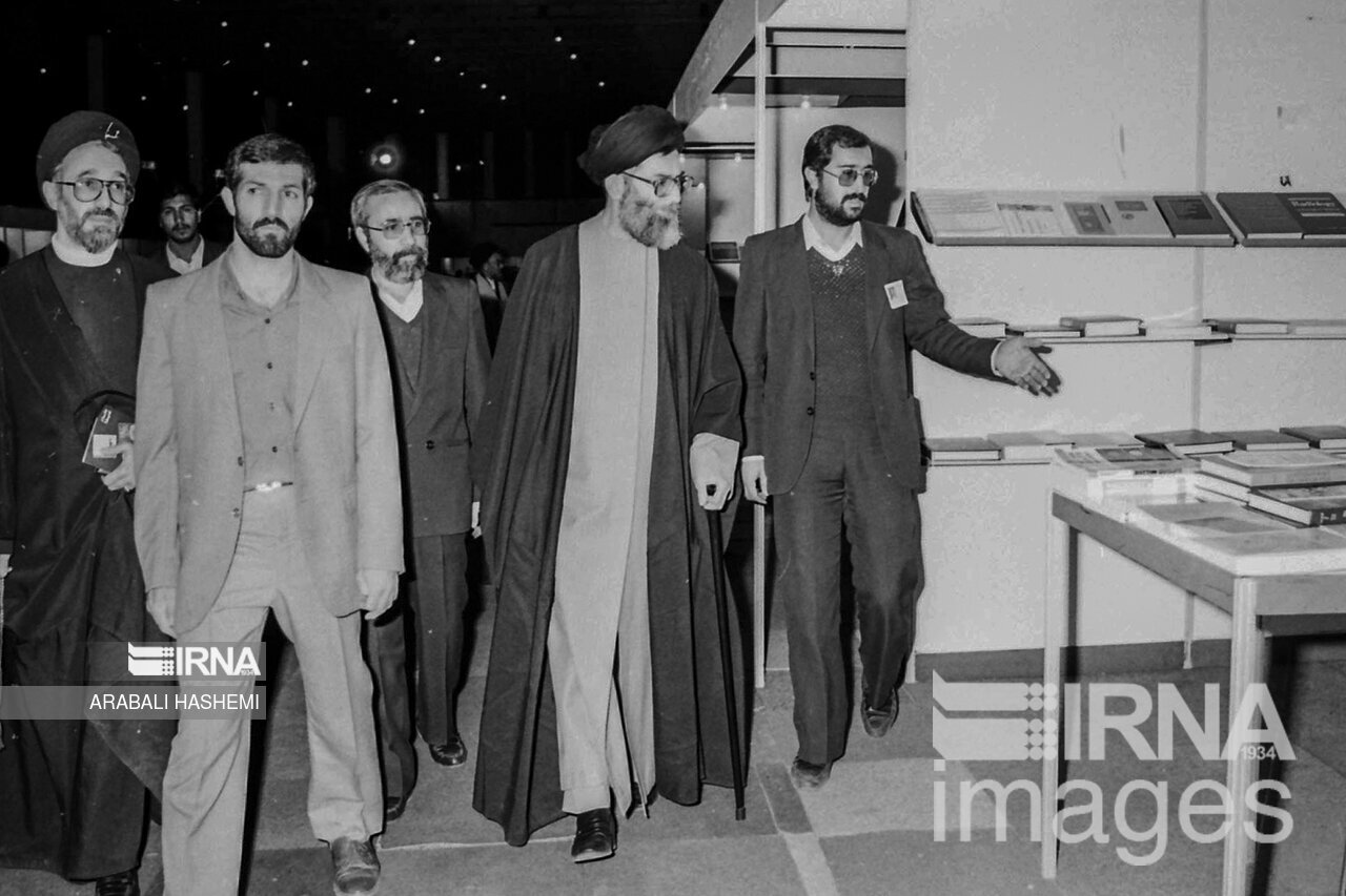 بازدیدهای رهبر انقلاب از سی و سه دوره نمایشگاه کتاب تهران