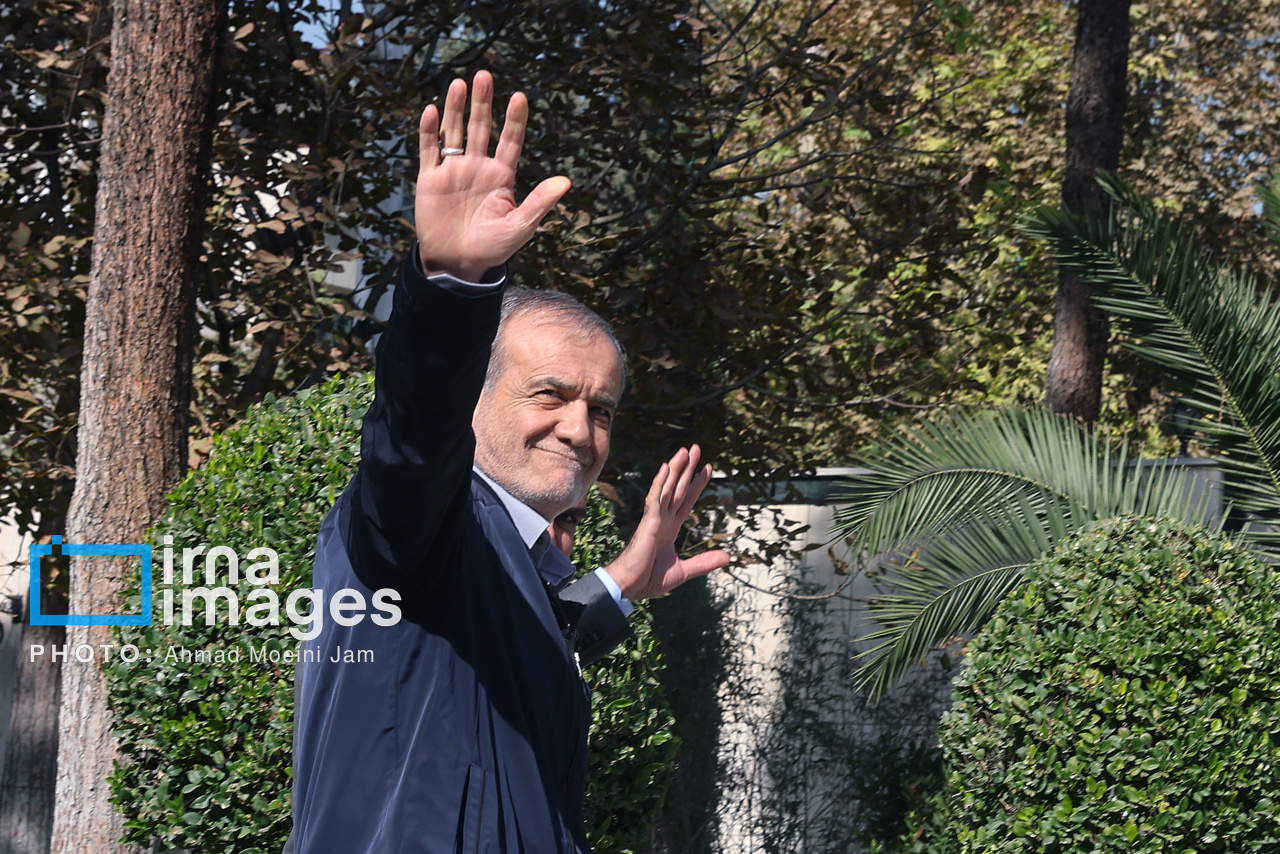 اعضای هیأت دولت در جمع خبرنگاران