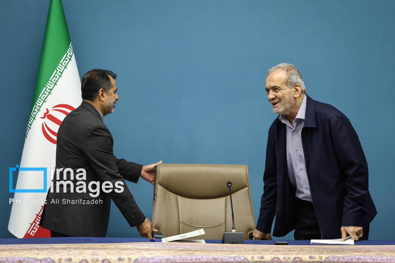 امضای قرارداد مسئولان نفتی با حضور رئیس‌جمهور