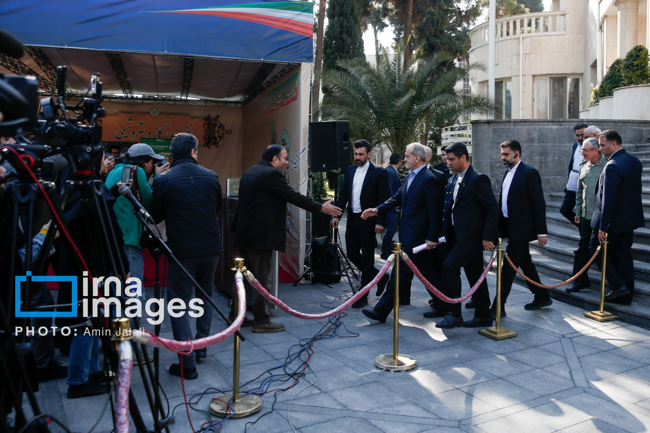 اعضای هیأت دولت در جمع خبرنگاران