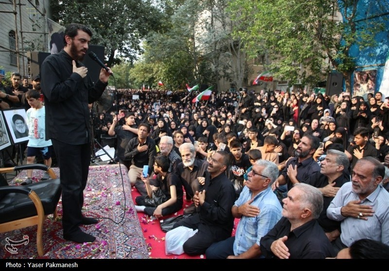 مداحی مهدی رسولی در یک محله خاص